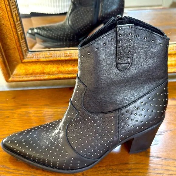 New Emanuele Crasto Studded Black Ankle Boots. Sz 40. Leather upper. Made/Italy