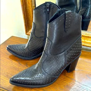 New Emanuele Crasto Studded Black Ankle Boots. Sz 40. Leather upper. Made/Italy