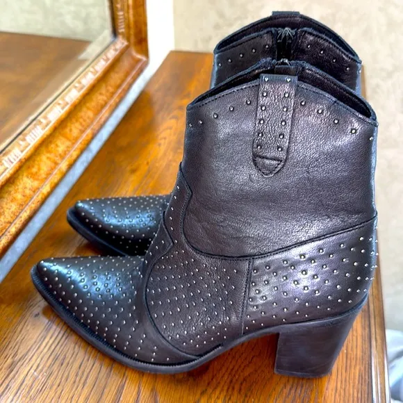 New Emanuele Crasto Studded Black Ankle Boots. Sz 40. Leather upper. Made/Italy