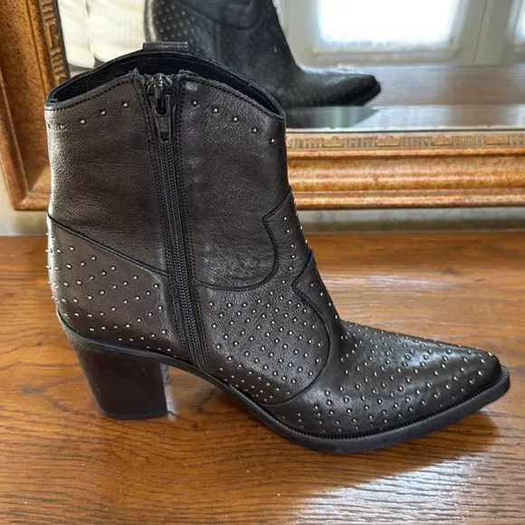 New Emanuele Crasto Studded Black Ankle Boots. Sz 40. Leather upper. Made/Italy