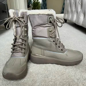 NEW Men’s Ugg Taupe City Butte Waterproof Sherpa Boots Size 9.5