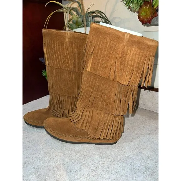 New Minnetonka 3-Layer Fringe Boots Size 6 - Tan *Best Seller*