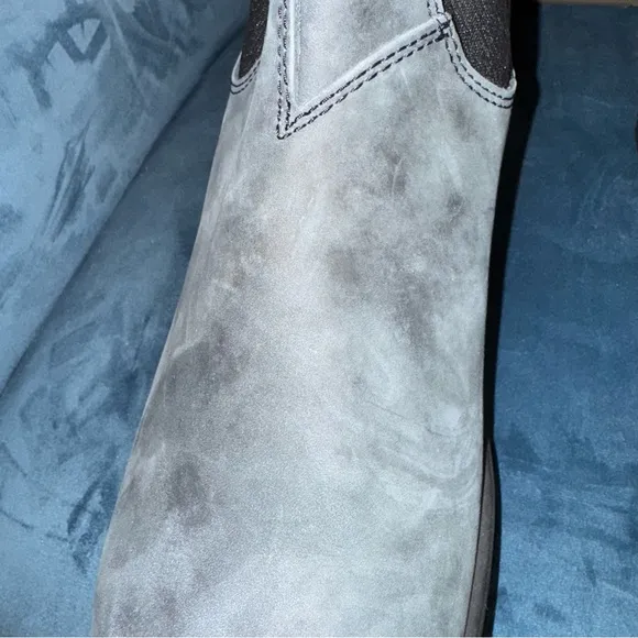 New Size 10.5 Blundstone Chelsea Boots Style #587 Rustic Black