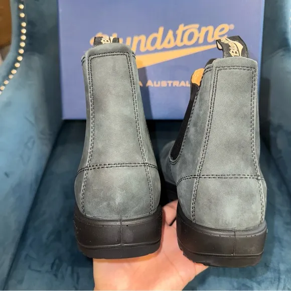New Size 10.5 Blundstone Chelsea Boots Style #587 Rustic Black