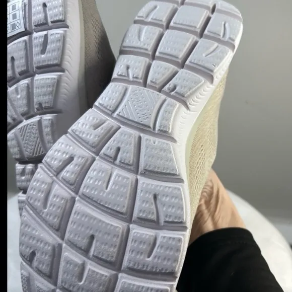 NEW Skechers summit 150113 Cream Athletic memory foam walking Shoes size 10