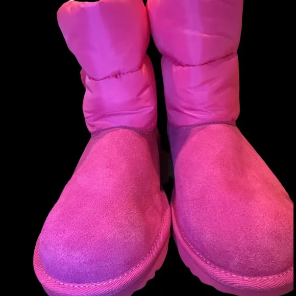 New UGG Maxi Wavelength Bailey Bow Suede Puffer Boots Youth Size 6, Rock Rose