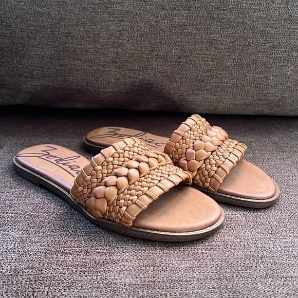 New Zodiac Coleen Slide-on Sandal Size 7.5 in Caramel