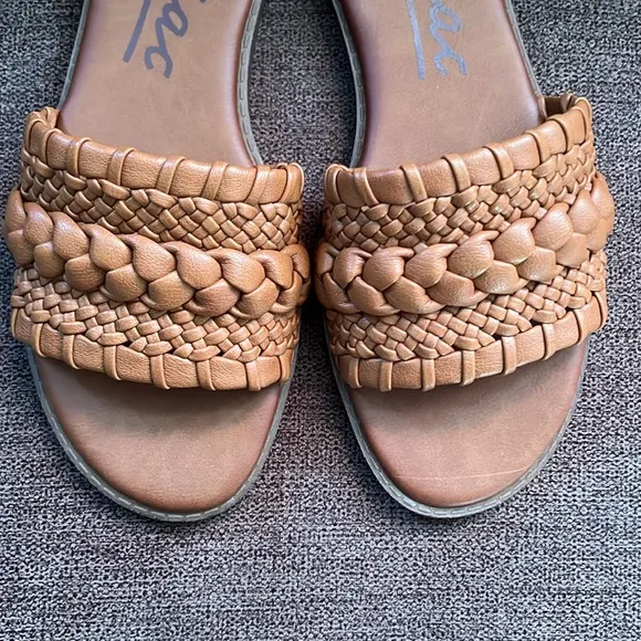New Zodiac Coleen Slide-on Sandal Size 7.5 in Caramel