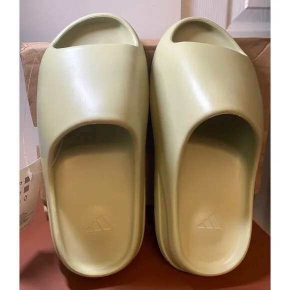 NIB Adidas YEEZY Slide Sandals Green Resin Men’s US Size 8 Comfort FX0494 Casual