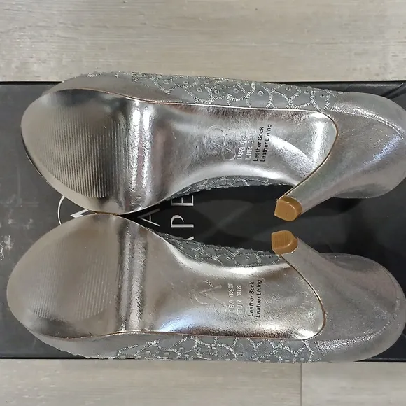 NIB Adrianna Papell Women's Silver Peep-Toe Shoes 6.5M