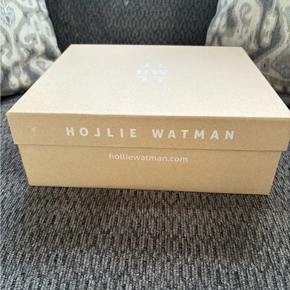 NIB HOLLIE WATMAN GOLD LEATHER SLINGBACK SNEAKER SHOES W/ FAUX FUR WOMENS SIZE 9
