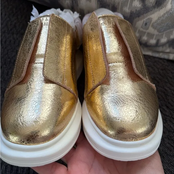 NIB HOLLIE WATMAN GOLD LEATHER SLINGBACK SNEAKER SHOES W/ FAUX FUR WOMENS SIZE 9