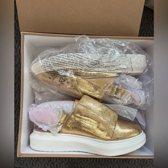NIB HOLLIE WATMAN GOLD LEATHER SLINGBACK SNEAKER SHOES W/ FAUX FUR WOMENS SIZE 9