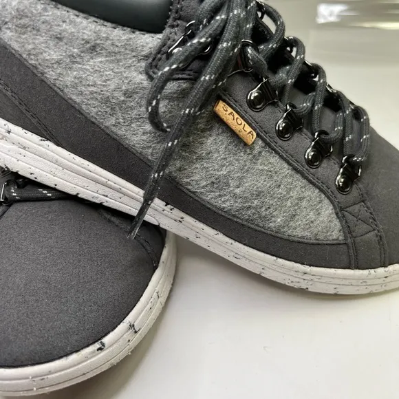 NIB SAOLA Size 10M Baikal Sneakers in Dark Grey Featherlight Shoes.