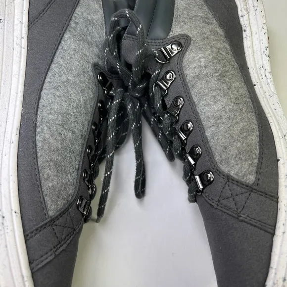 NIB SAOLA Size 10M Baikal Sneakers in Dark Grey Featherlight Shoes.