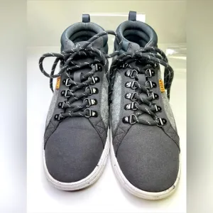 NIB SAOLA Size 10M Baikal Sneakers in Dark Grey Featherlight Shoes.