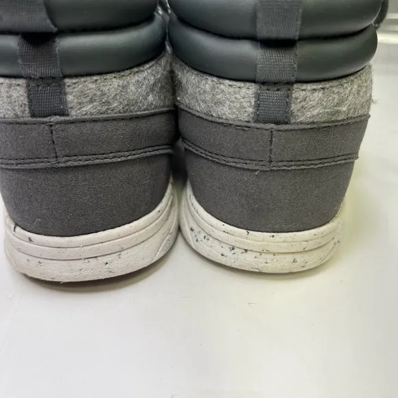 NIB SAOLA Size 10M Baikal Sneakers in Dark Grey Featherlight Shoes.
