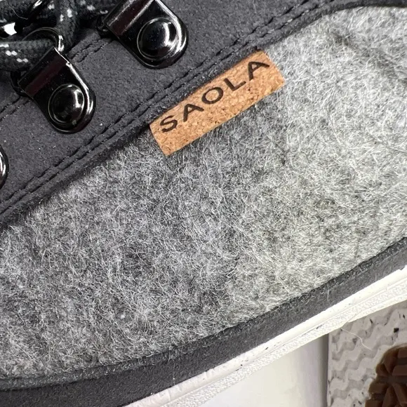 NIB SAOLA Size 10M Baikal Sneakers in Dark Grey Featherlight Shoes.