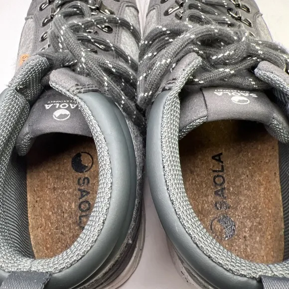 NIB SAOLA Size 10M Baikal Sneakers in Dark Grey Featherlight Shoes.