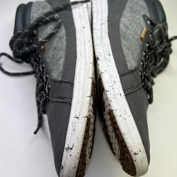 NIB SAOLA Size 10M Baikal Sneakers in Dark Grey Featherlight Shoes.