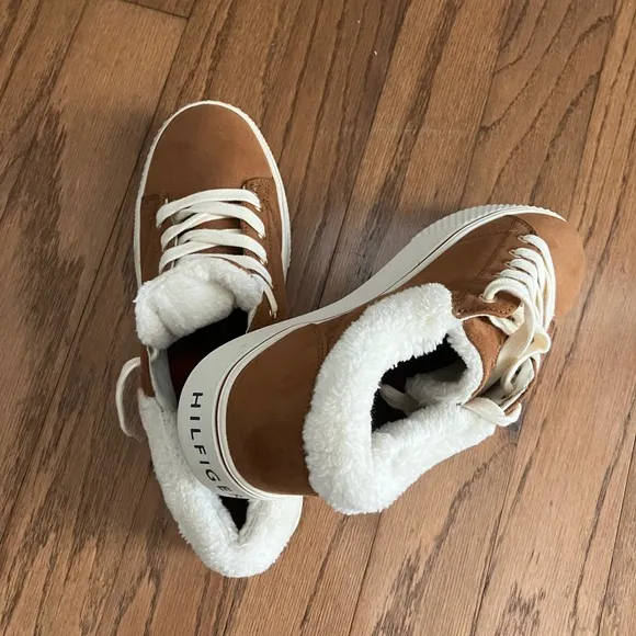 NIB Tommy Hilfiger Brown Suede Sneakers