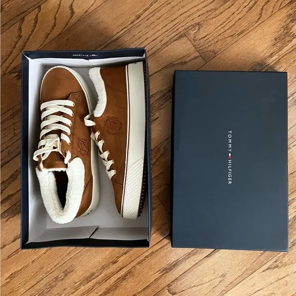 NIB Tommy Hilfiger Brown Suede Sneakers