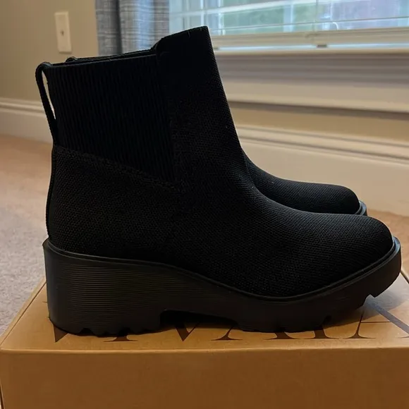 NIB - Vivaia Round-Toe Platform Chunky Wedge Boots (Everly) - size 7