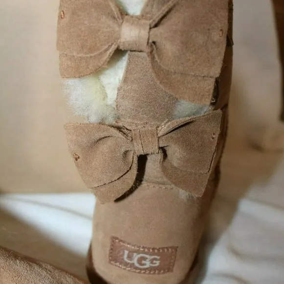 NIB WOMEN'S UGG MEILANI CLASSIC‎ SHORT SUEDE BOW SHEARLING BOOTS  CHESTNUT
