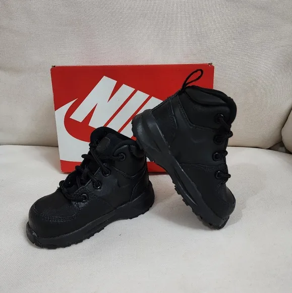 Nike Boys manoa black boots