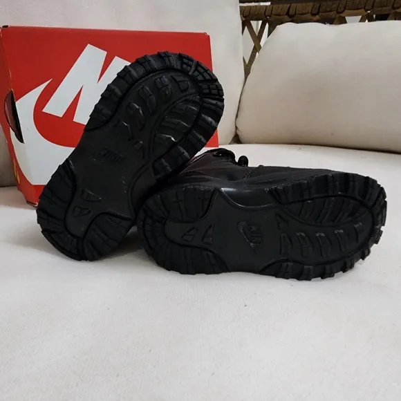 Nike Boys manoa black boots