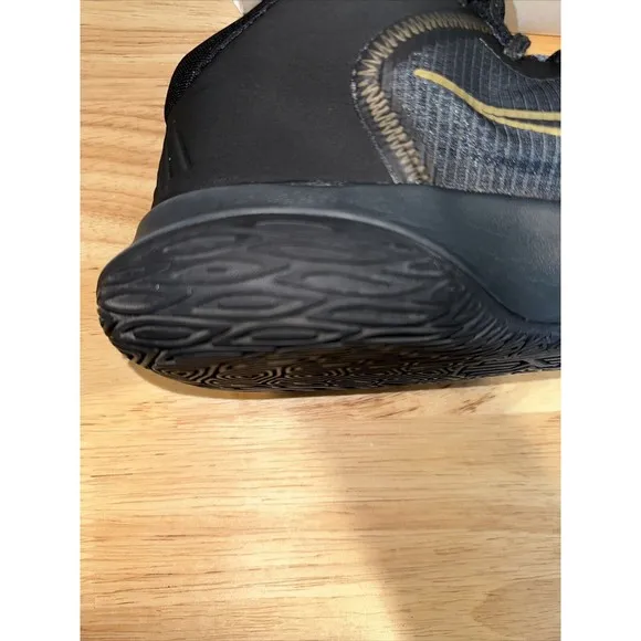 Nike Kyrie Flytrap 4 Black Metallic Gold 2021 ct1972-005 Size 9 EUC