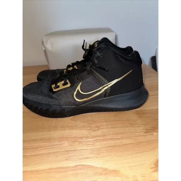 Nike Kyrie Flytrap 4 Black Metallic Gold 2021 ct1972-005 Size 9 EUC