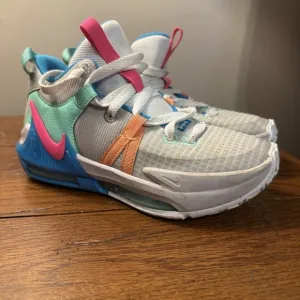 Nike Lebron Witness VII Training Basketball Shoes DQ8650-003 Size 4.5Y Drip Kids