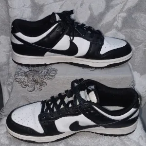 Nike Men's Black and White Sneakers
