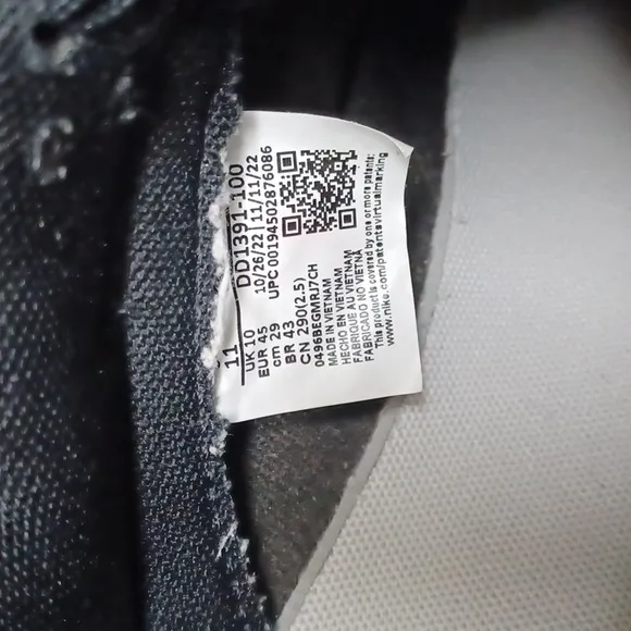 Nike Men's Black and White Sneakers