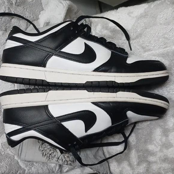 Nike Men's Black and White Sneakers