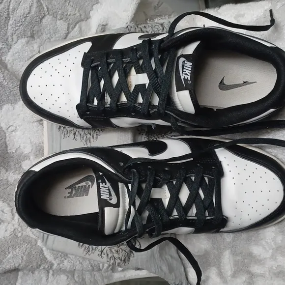 Nike Men's Black and White Sneakers