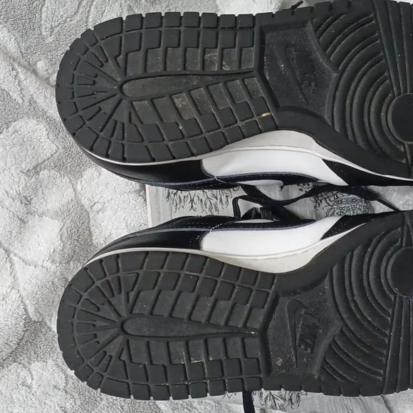 Nike Men's Black and White Sneakers