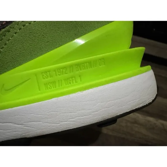 Nike Mens Size 9 Waffle One Electric Green DA7995-300 Running Shoes Sneakers EUC