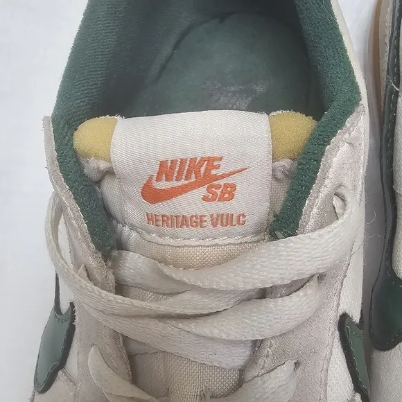 Nike SB Heritage Vulc Shoes Mens 9.5 Summit White Lace Up Gum Sole Green Swoosh