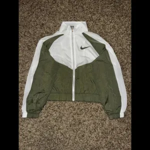 Nike Sportswear Older Kids' (Girls') Woven Olive Jacket Sample