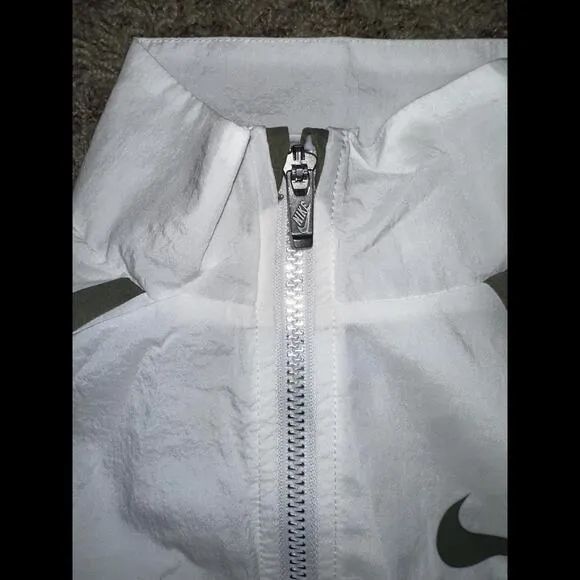 Nike Sportswear Older Kids' (Girls') Woven Olive Jacket Sample