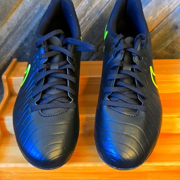 NIKE SPOT SHOES