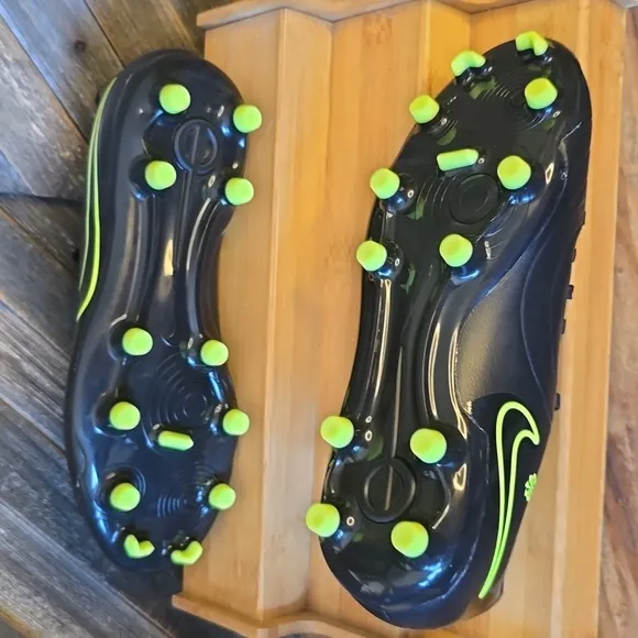 NIKE SPOT SHOES