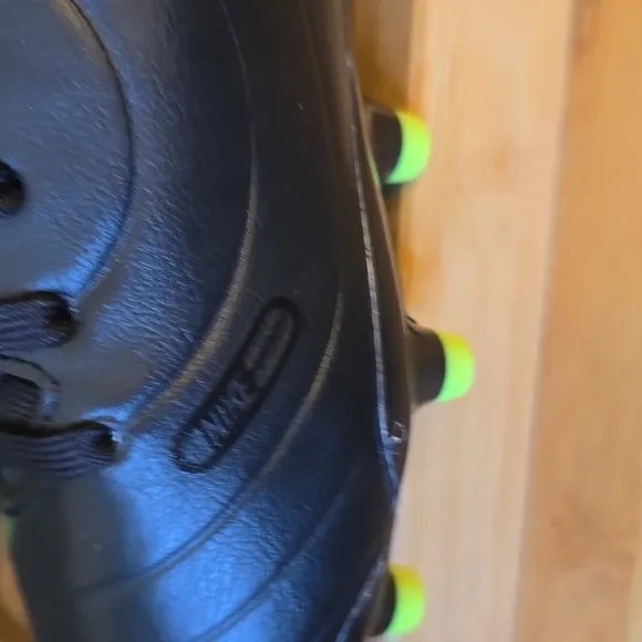 NIKE SPOT SHOES