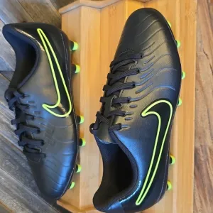 NIKE SPOT SHOES