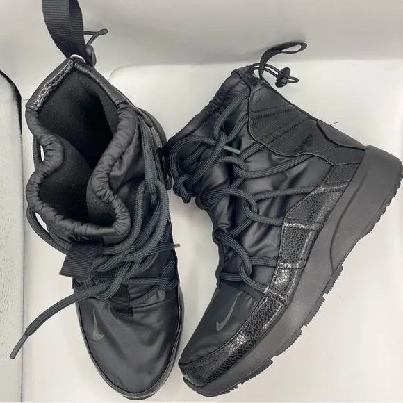 Nike Tanjun high rise waterproof black boots women Size 7.5