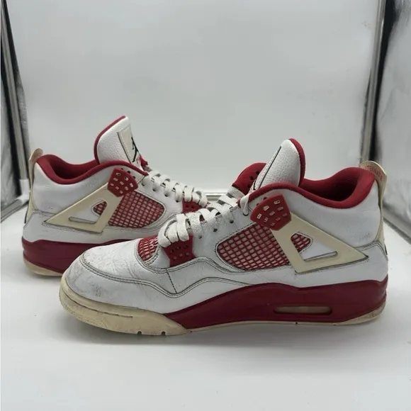 Nike White and Red Sneakers with Air Cushioning