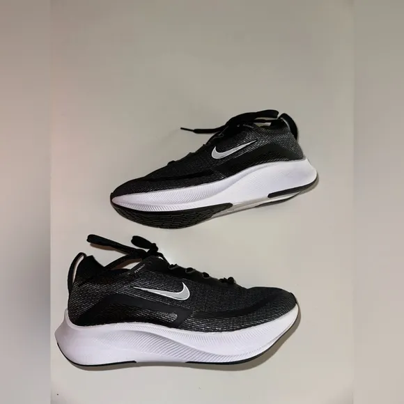 NIKE women’s “Zoom Fly 4” black white running walking sneakers shoes 6.5