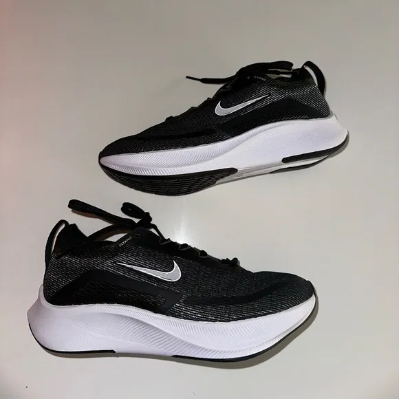 NIKE women’s “Zoom Fly 4” black white running walking sneakers shoes 6.5